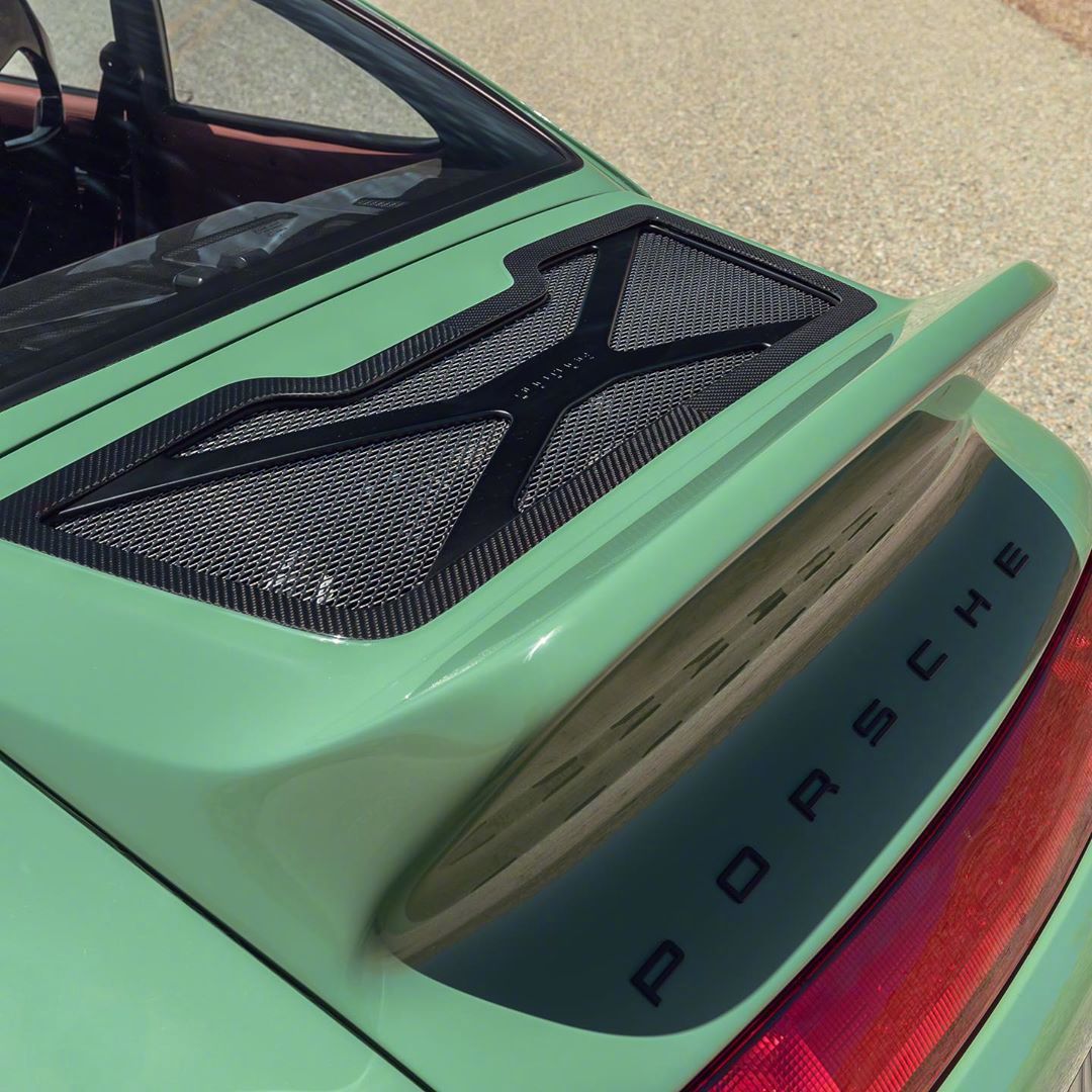 一台绿色手动挡保时捷碳纤维件的加装显得整辆车十分年轻