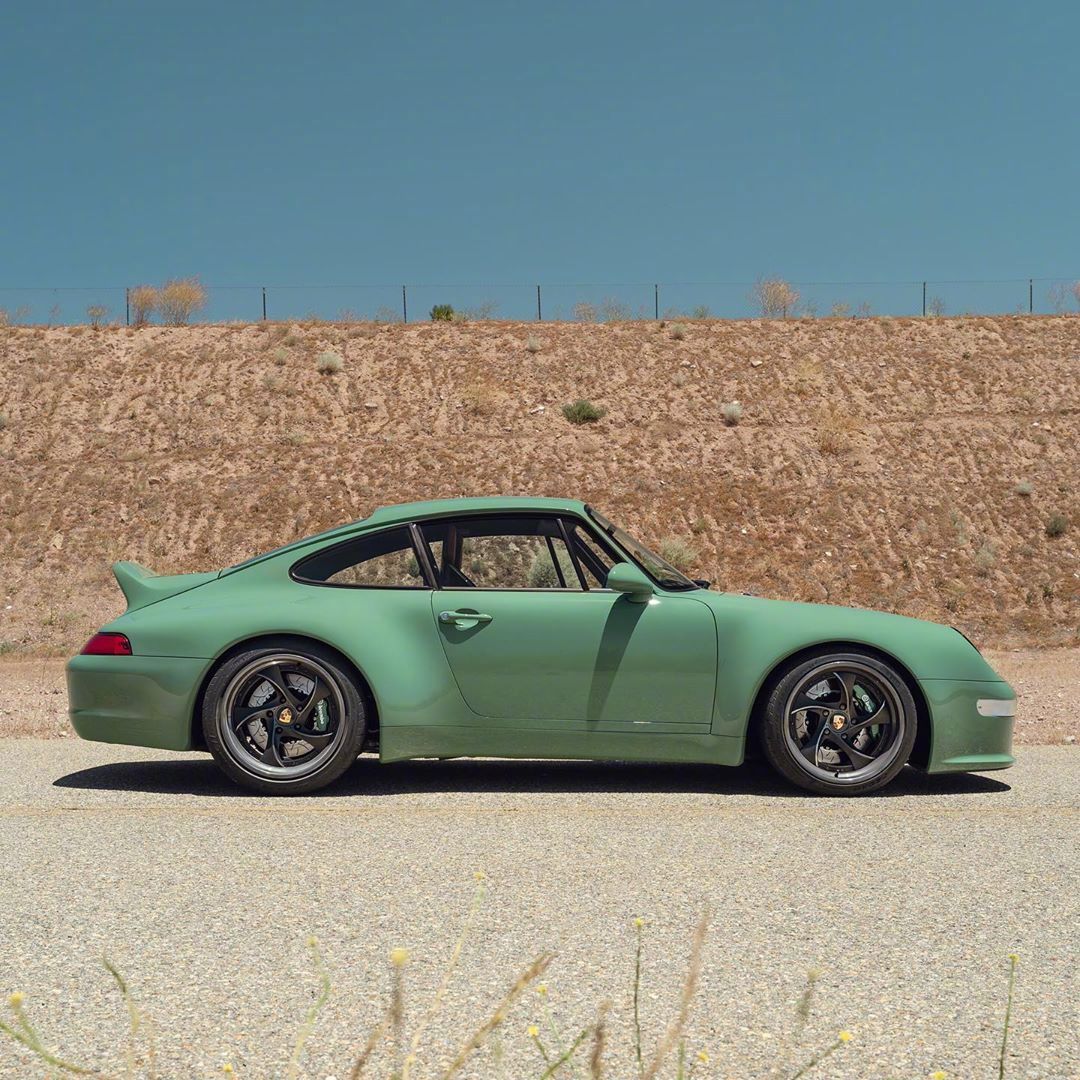 一台绿色手动挡保时捷碳纤维件的加装显得整辆车十分年轻