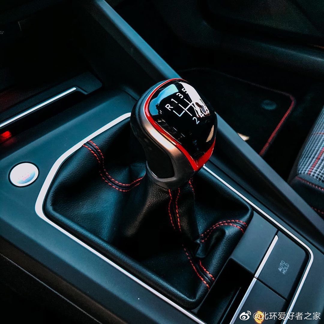 手动挡+格子布座椅的八代高尔夫GTI有毒！