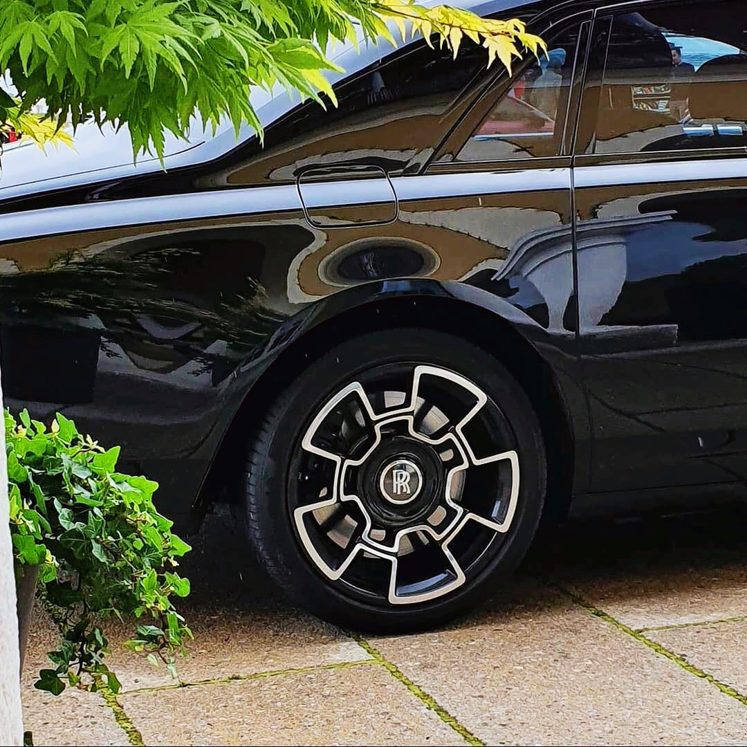 这应该是最高版本定制车型了吧？Rolls Royce Ghost Black Badge