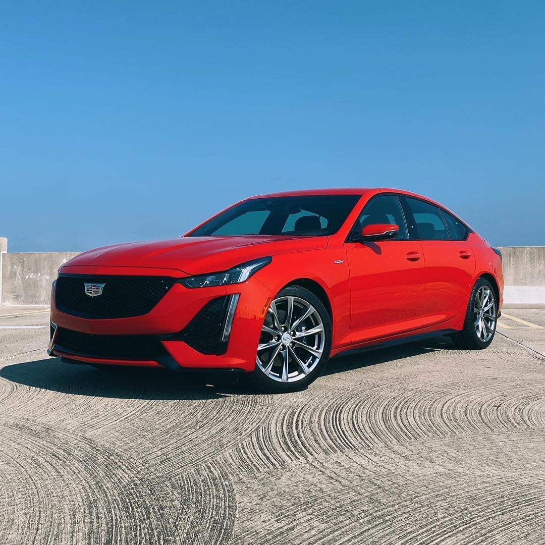 凯迪拉克CT5 V 搭载3.0L V6双涡轮增压发动机，最大马力360匹