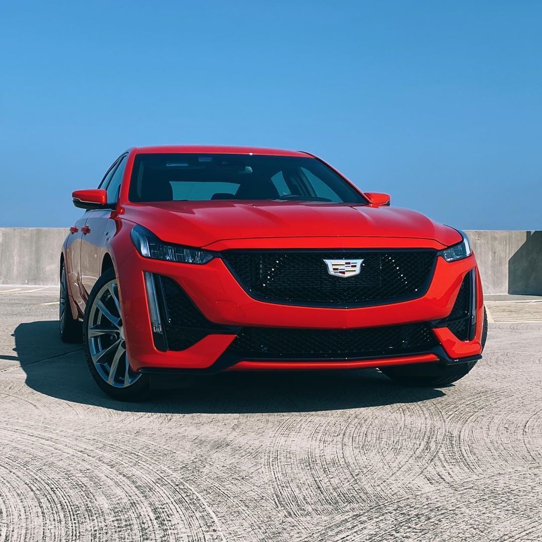 凯迪拉克CT5 V 搭载3.0L V6双涡轮增压发动机，最大马力360匹