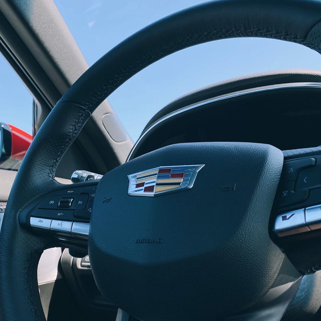 凯迪拉克CT5 V 搭载3.0L V6双涡轮增压发动机，最大马力360匹