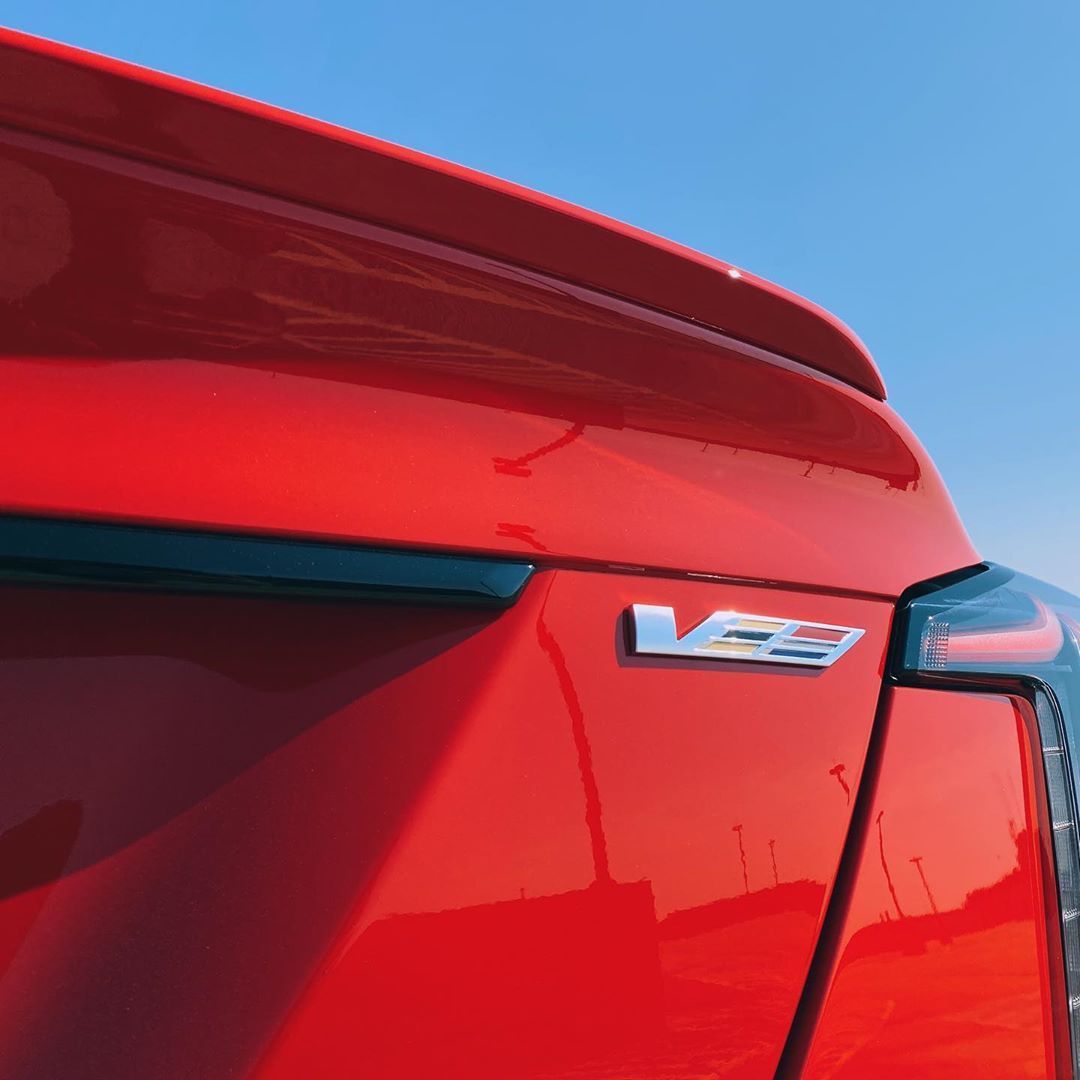 凯迪拉克CT5 V 搭载3.0L V6双涡轮增压发动机，最大马力360匹