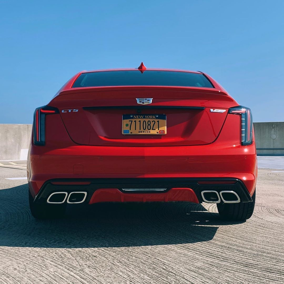 凯迪拉克CT5 V 搭载3.0L V6双涡轮增压发动机，最大马力360匹