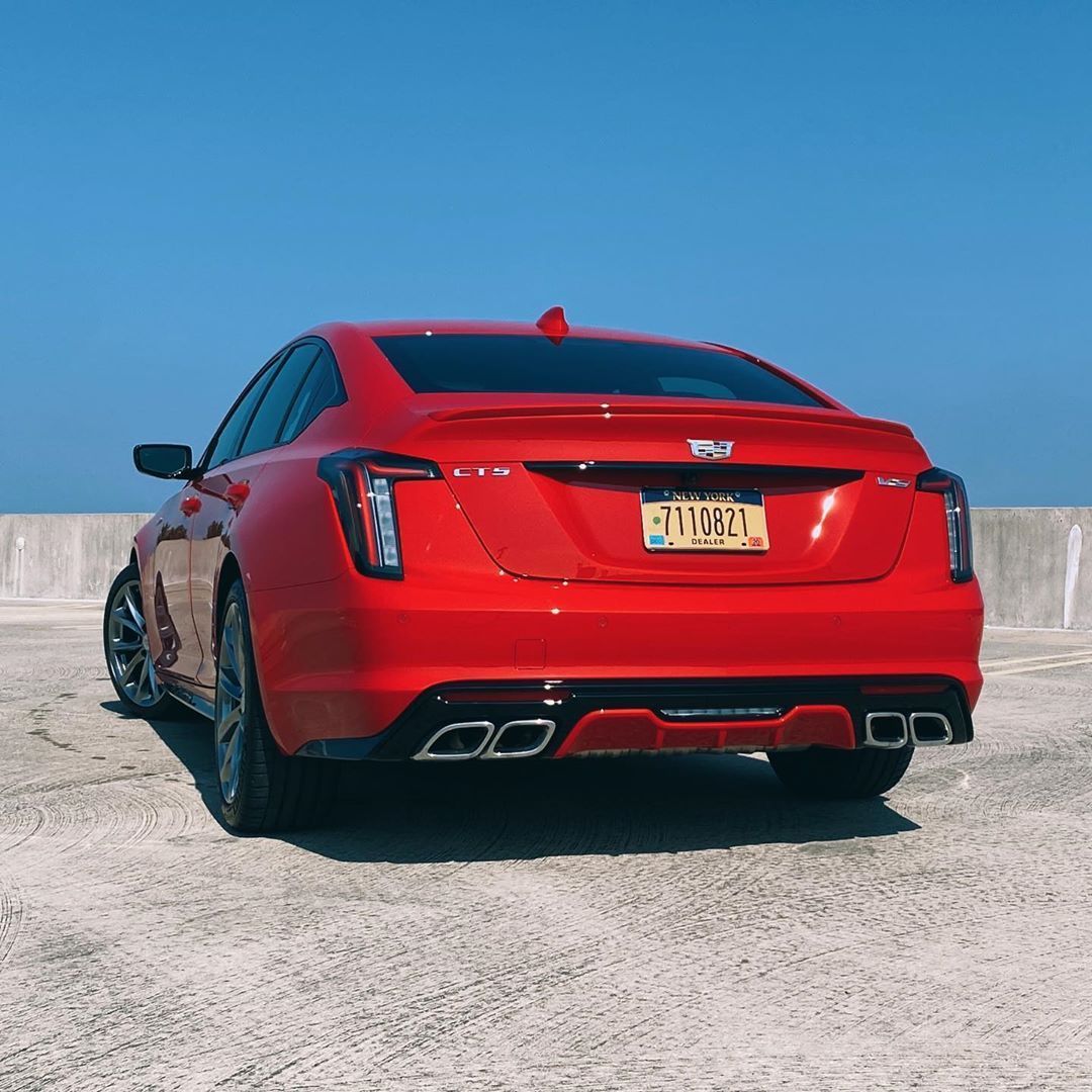 凯迪拉克CT5 V 搭载3.0L V6双涡轮增压发动机，最大马力360匹