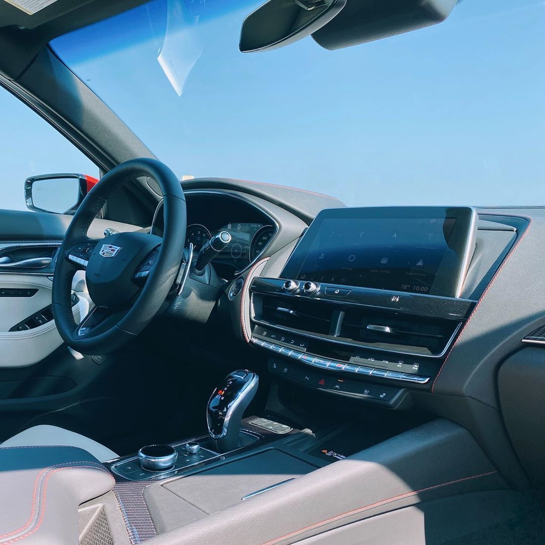 凯迪拉克CT5 V 搭载3.0L V6双涡轮增压发动机，最大马力360匹