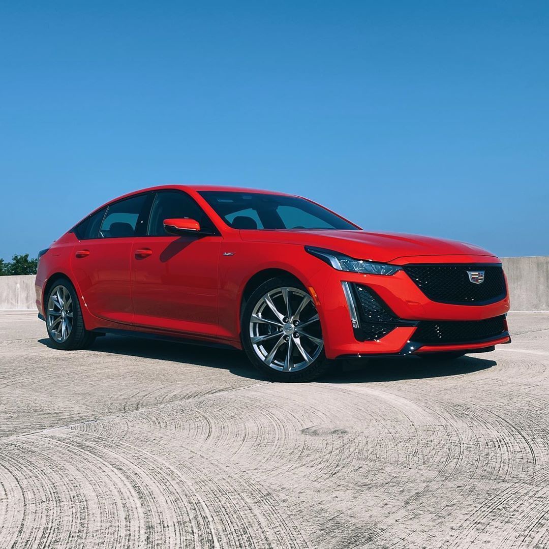 凯迪拉克CT5 V 搭载3.0L V6双涡轮增压发动机，最大马力360匹