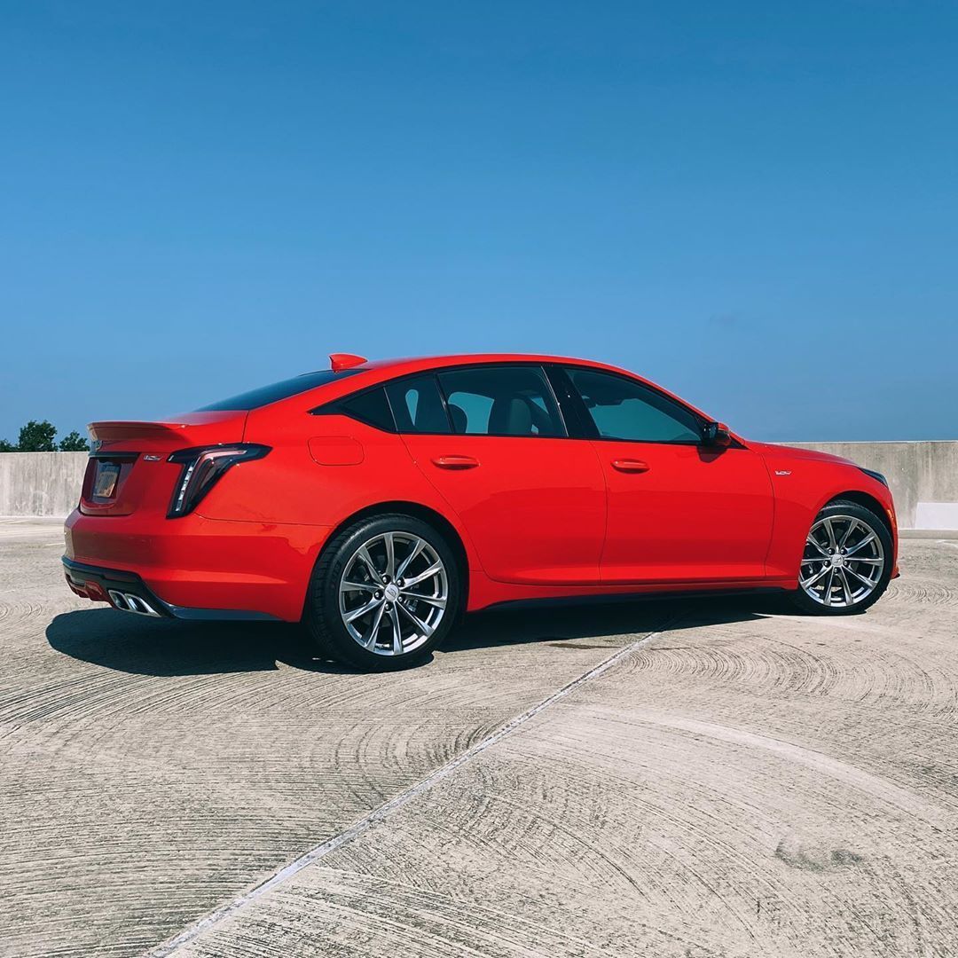 凯迪拉克CT5 V 搭载3.0L V6双涡轮增压发动机，最大马力360匹