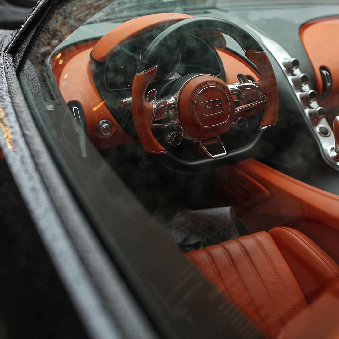 雨中龙王布加迪，这组街拍太帅了