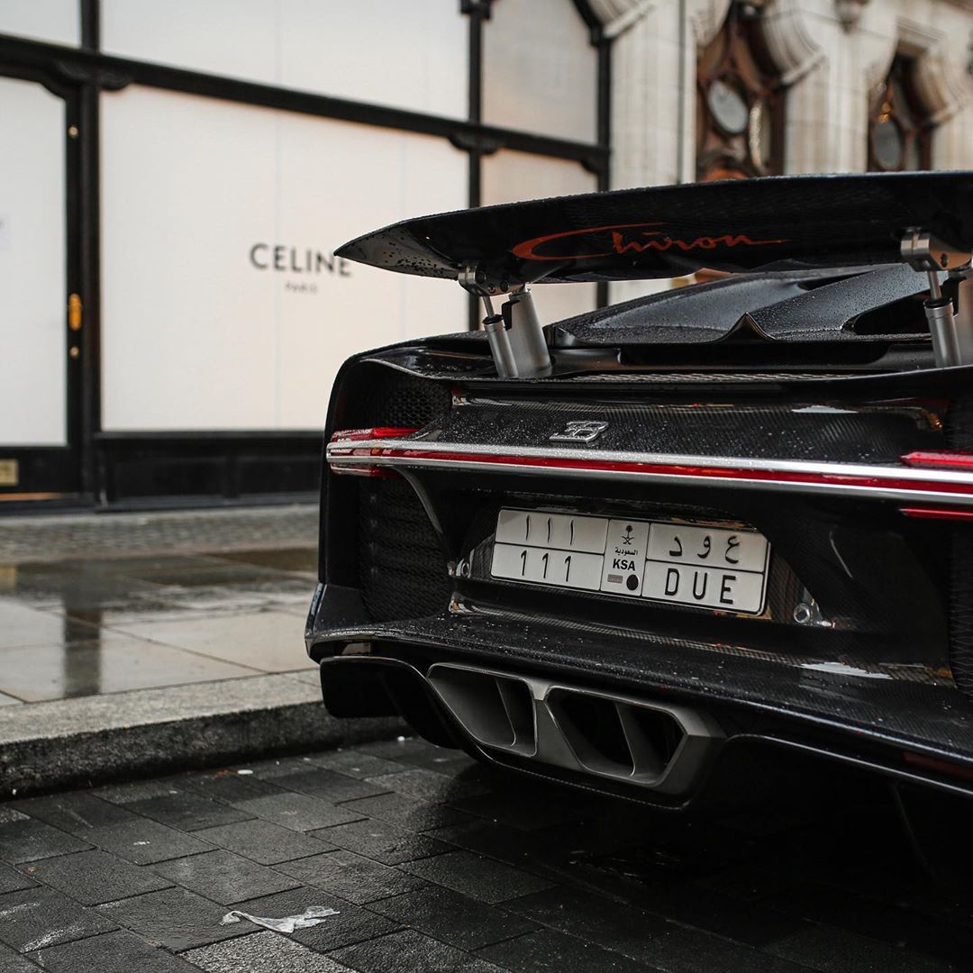 雨中龙王布加迪，这组街拍太帅了