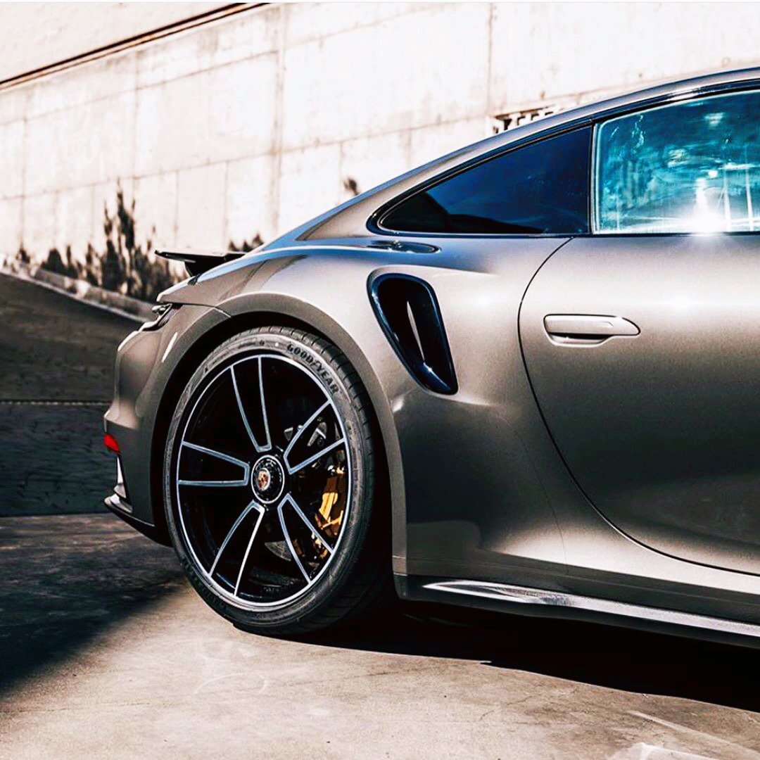 保时捷911 Turbo S，前脸看起来还是很凶悍的