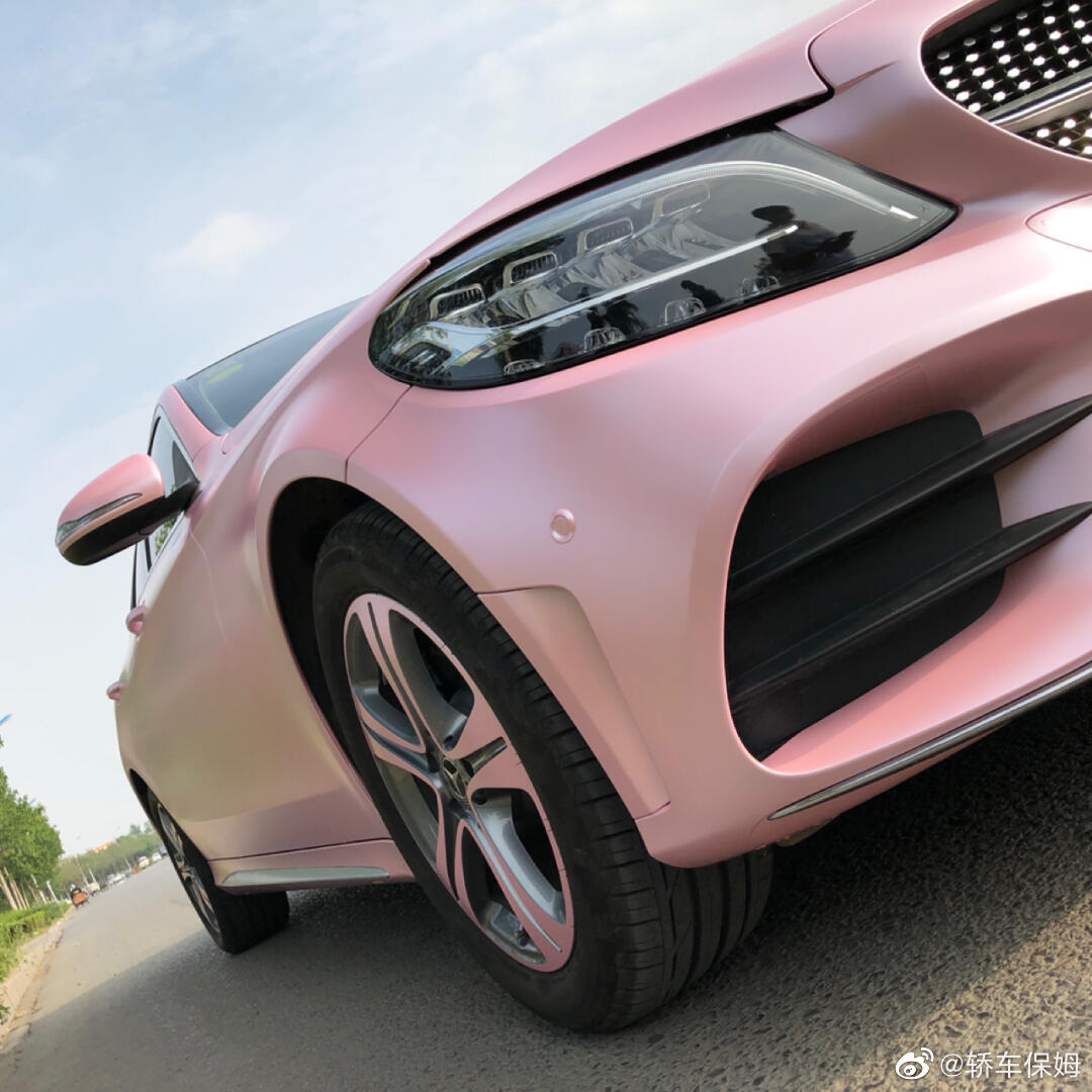 奔驰260L 贴膜改色电光樱花粉