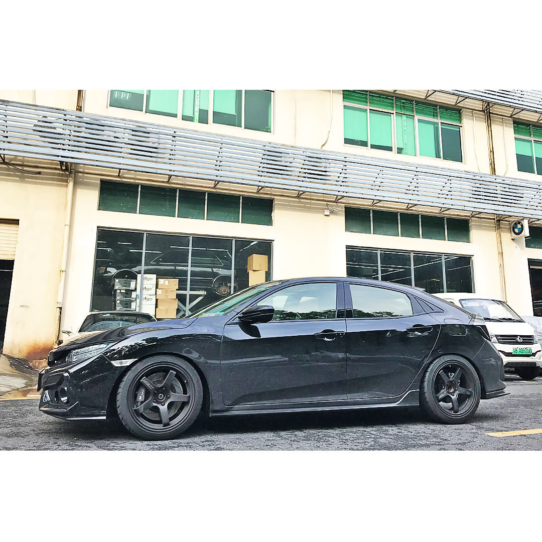 高清汽车美图：两厢版 本田思域 FK7 素黑