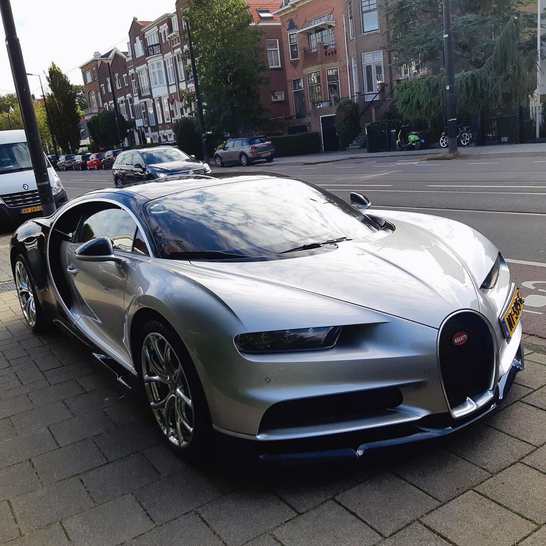Bugatti Chiron,这车尾设计风格，很夸张，但实力允许啊……