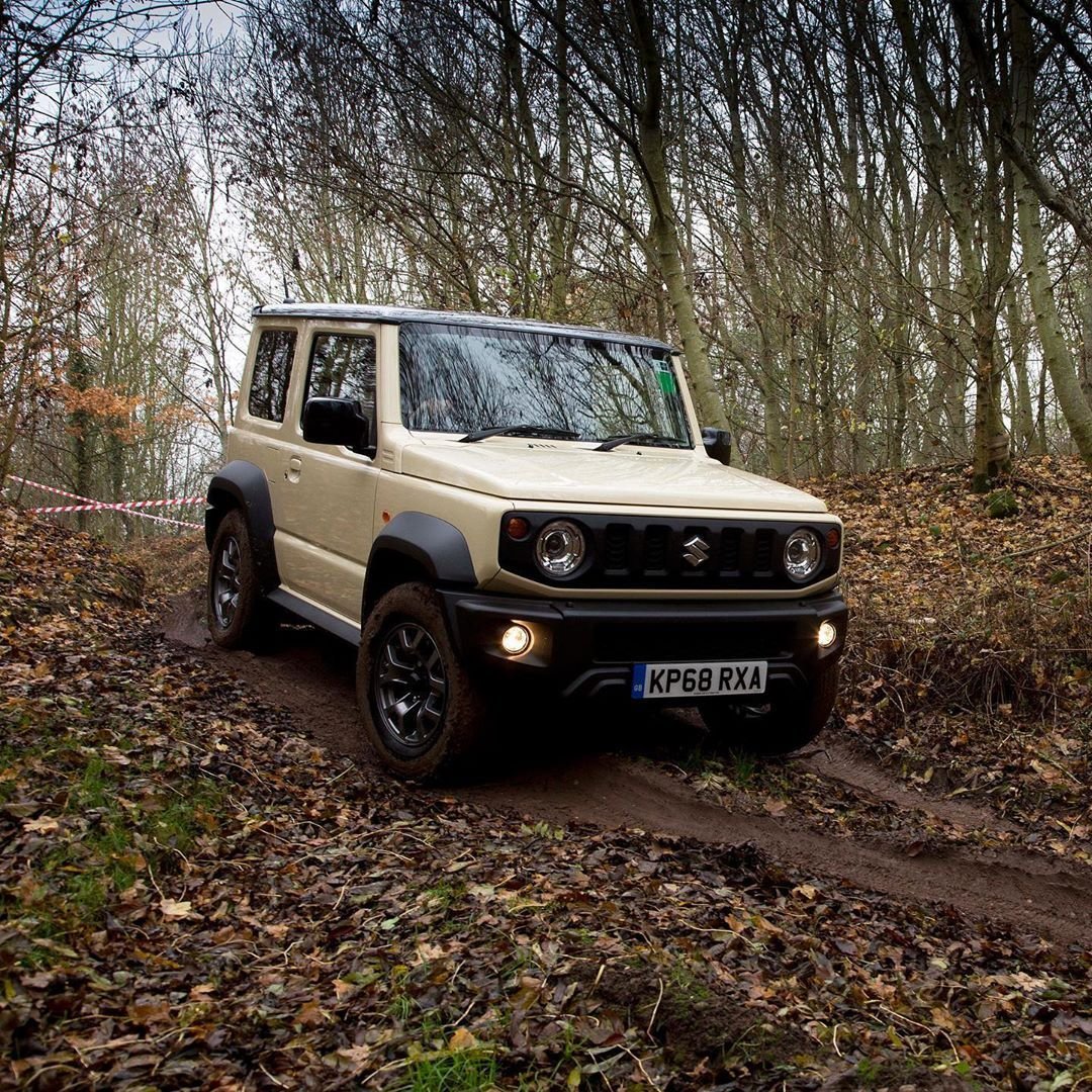 新款铃木吉姆尼穿越丛林之旅，麻雀虽小五脏俱全。