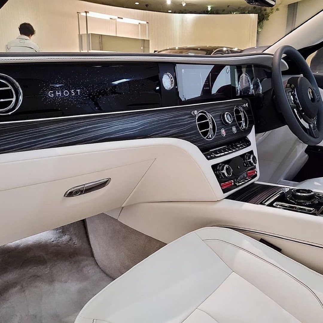 好看的汽车图片：劳斯莱斯风暴灰色 古思特