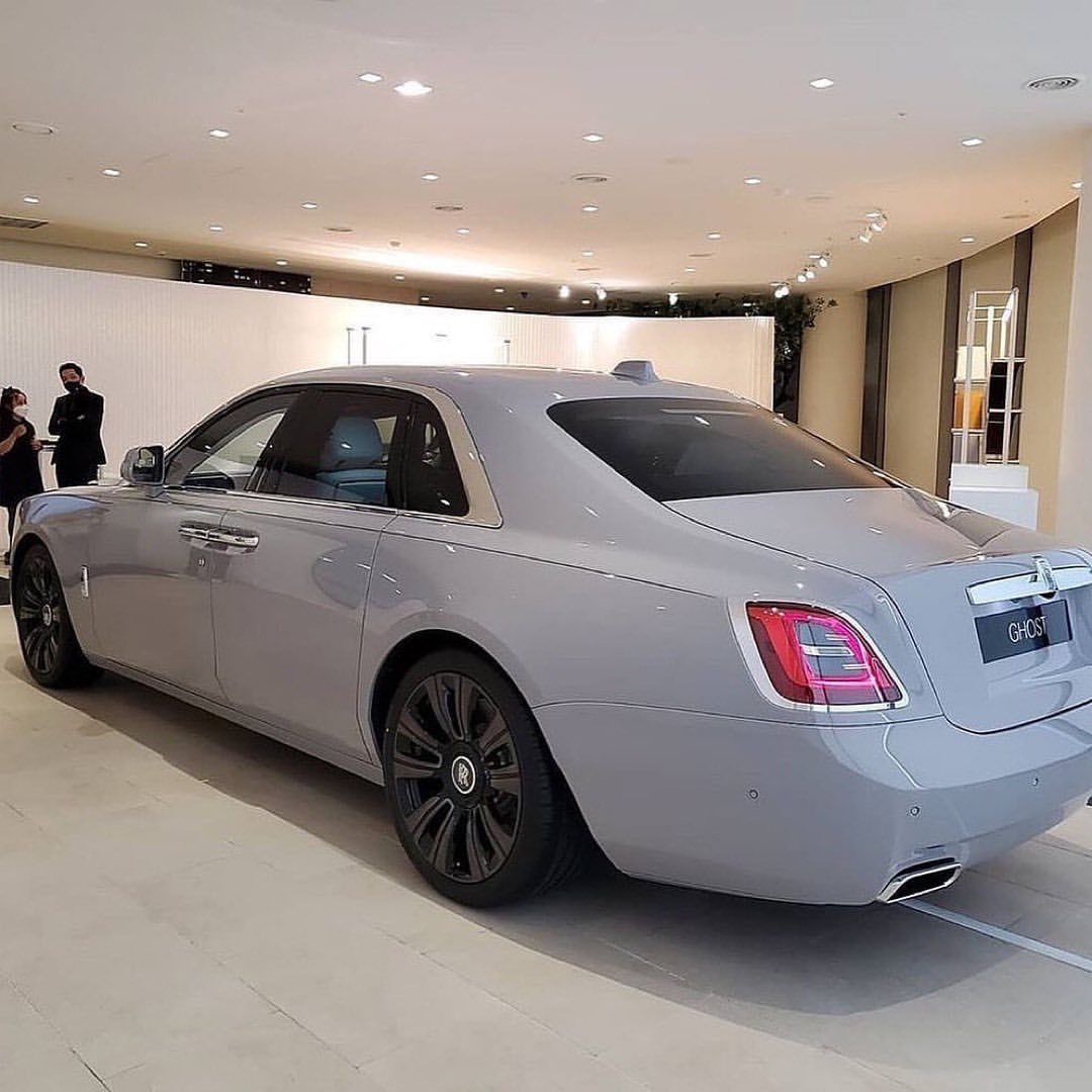 好看的汽车图片：劳斯莱斯风暴灰色 古思特