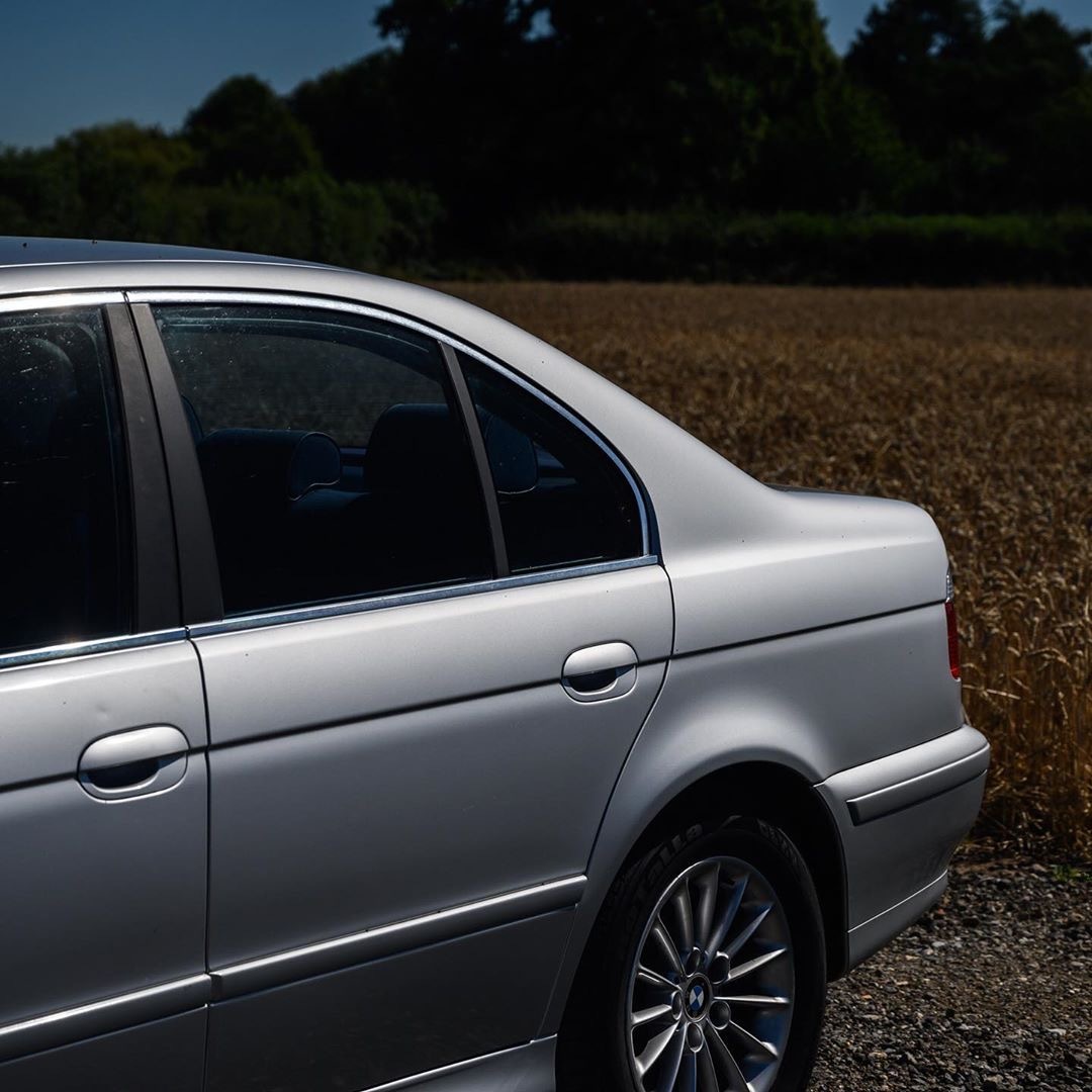 宝马520i 底盘代号E39，老车真是值得一看，越看越好看。