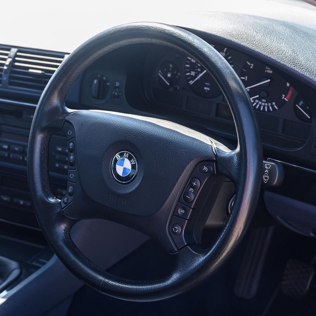 宝马520i 底盘代号E39，老车真是值得一看，越看越好看。