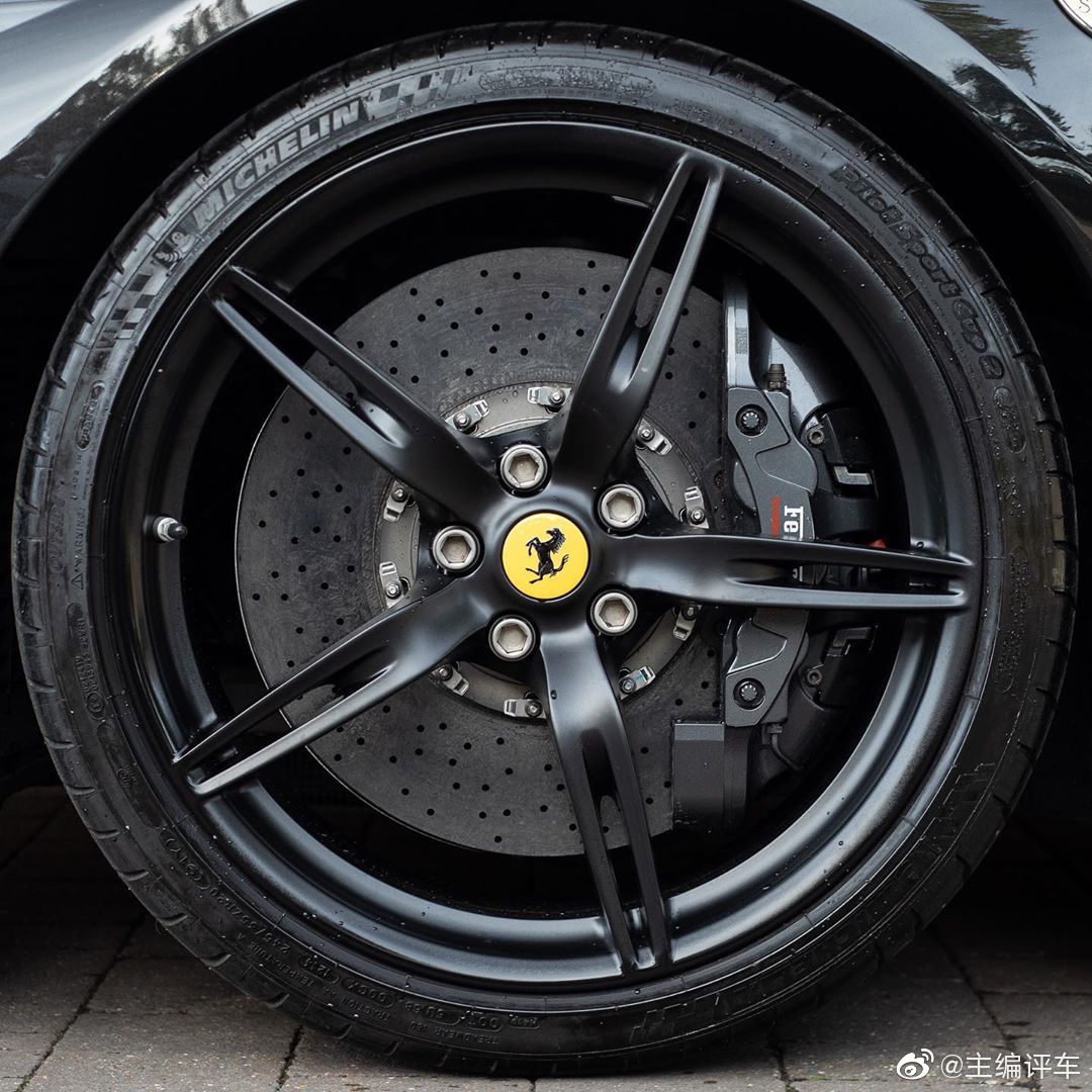 法拉利458 Speciale，车身颜色：“Nero Daytona”