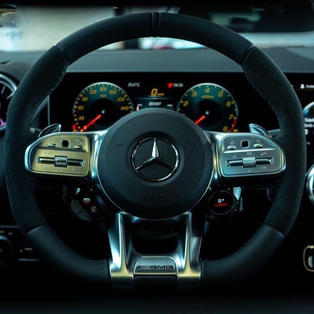 奔驰CLA 35 颜值很高的四门轿跑，热辣小钢炮，帅就完事了!