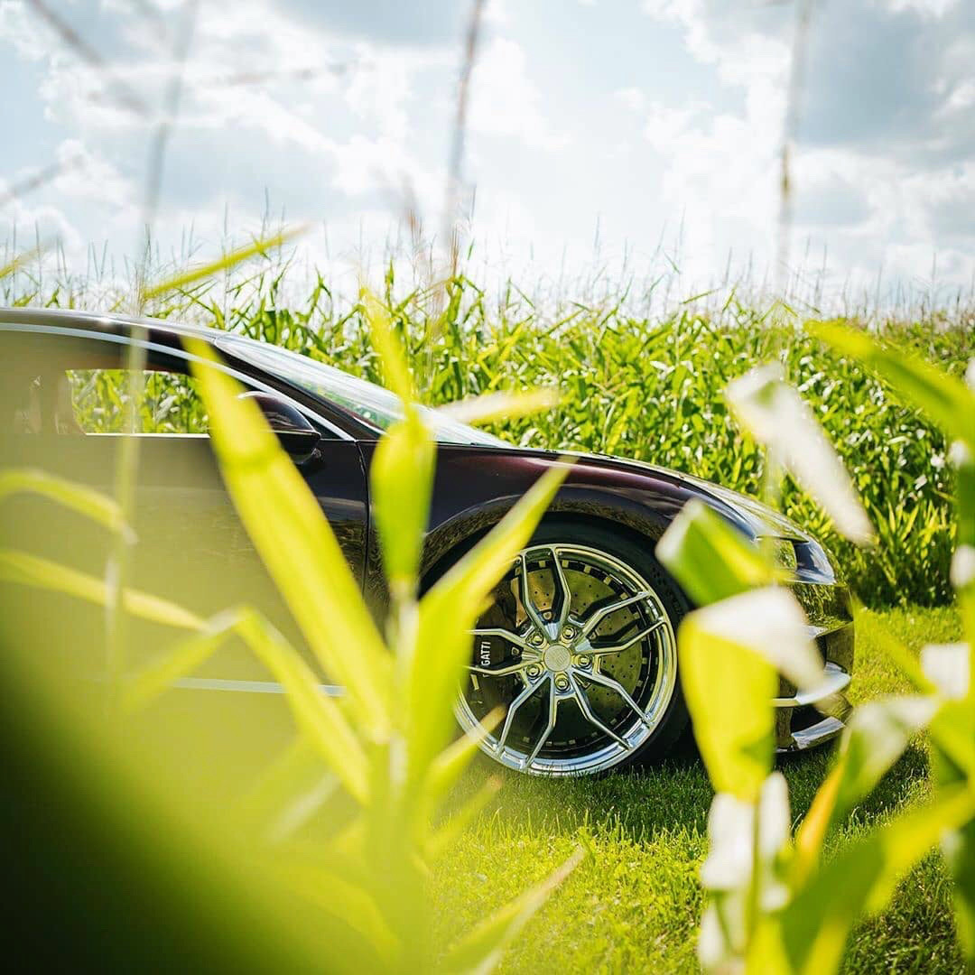 Bugatti Chiron，这红碳真是漂亮，车头设计非常霸气