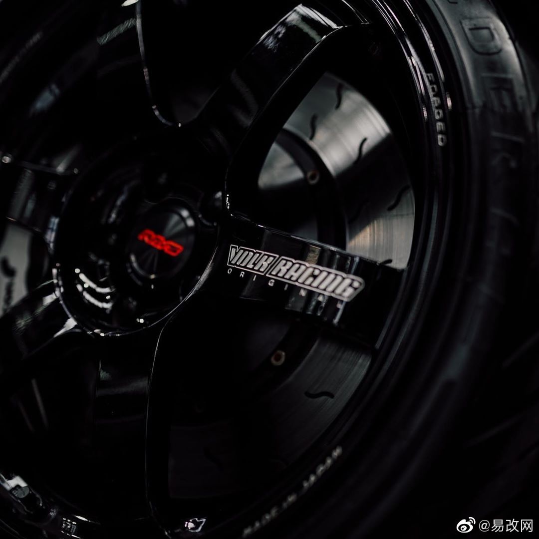 全黑大众高尔夫，流光溢彩的表面，黑得十分纯粹