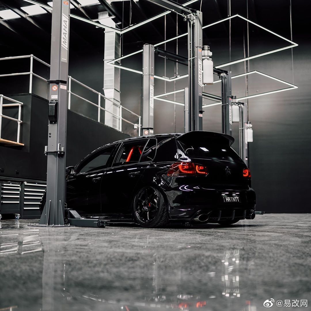 全黑大众高尔夫，流光溢彩的表面，黑得十分纯粹