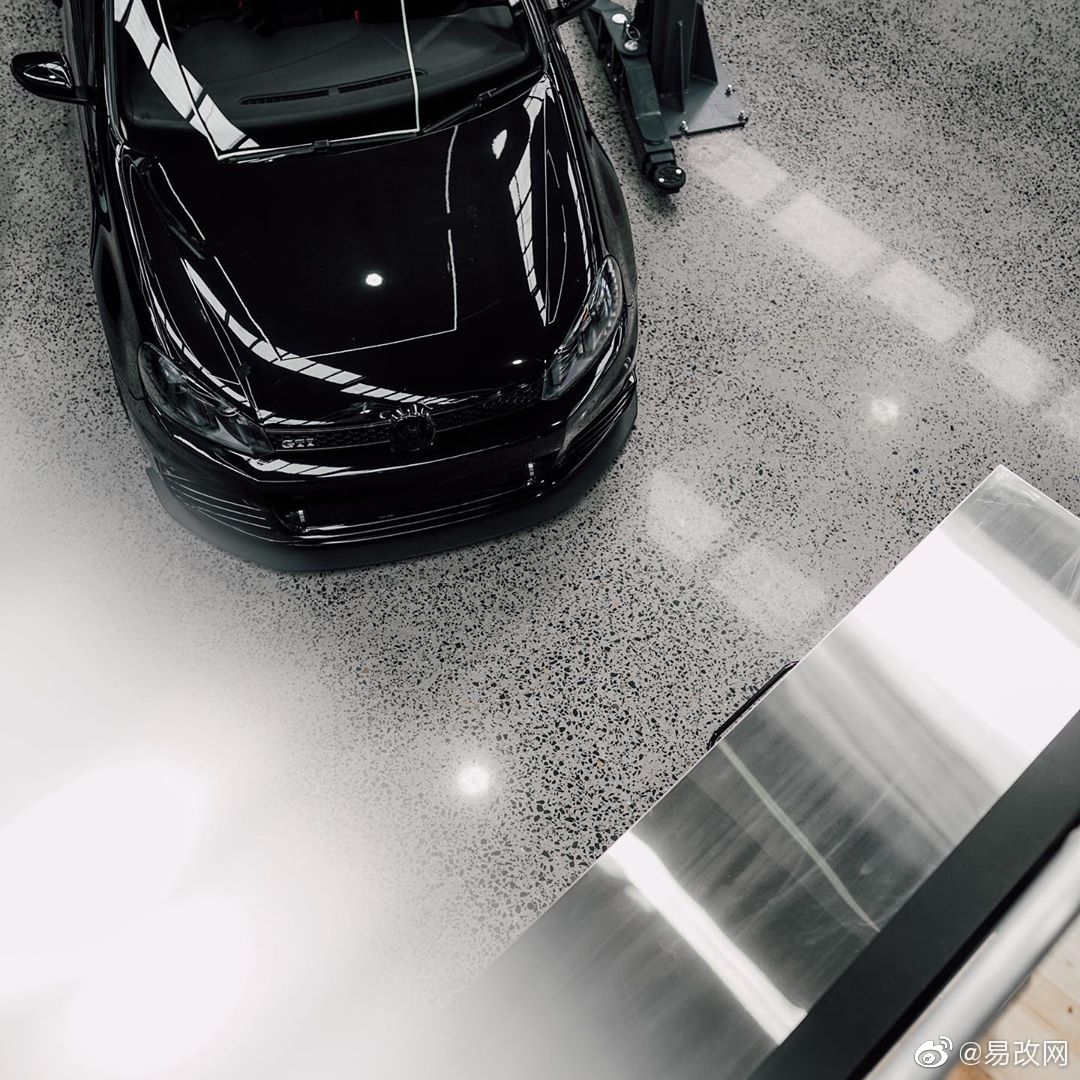 全黑大众高尔夫，流光溢彩的表面，黑得十分纯粹