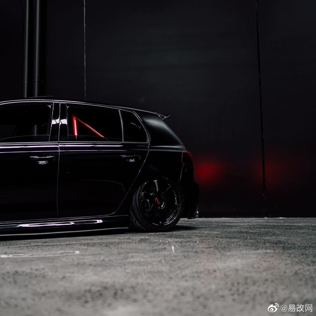 全黑大众高尔夫，流光溢彩的表面，黑得十分纯粹