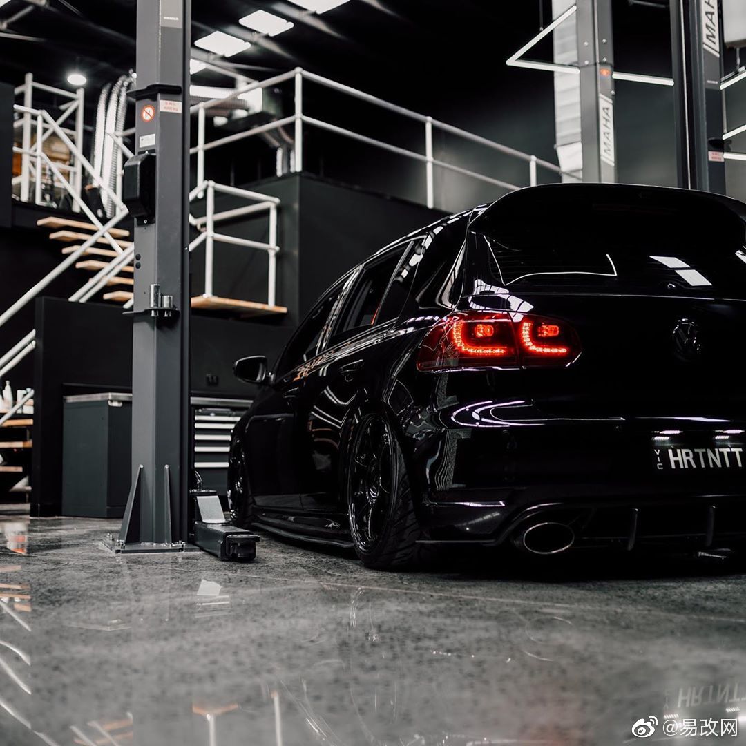 全黑大众高尔夫，流光溢彩的表面，黑得十分纯粹