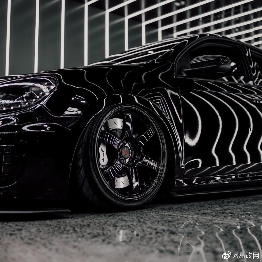 全黑大众高尔夫，流光溢彩的表面，黑得十分纯粹