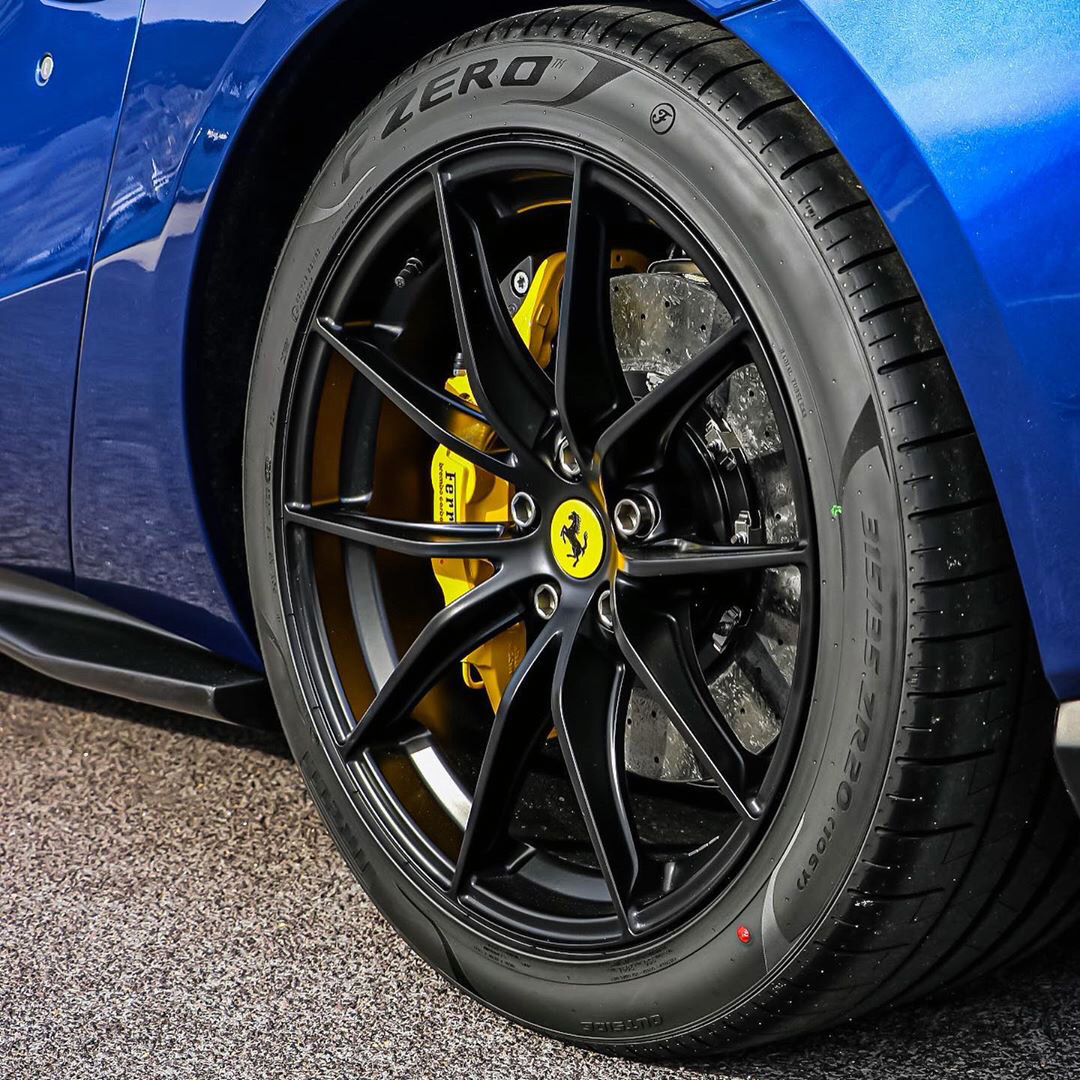 喜欢敞篷的兄弟看过来，颜值贼高的……Ferrari 812 GTS