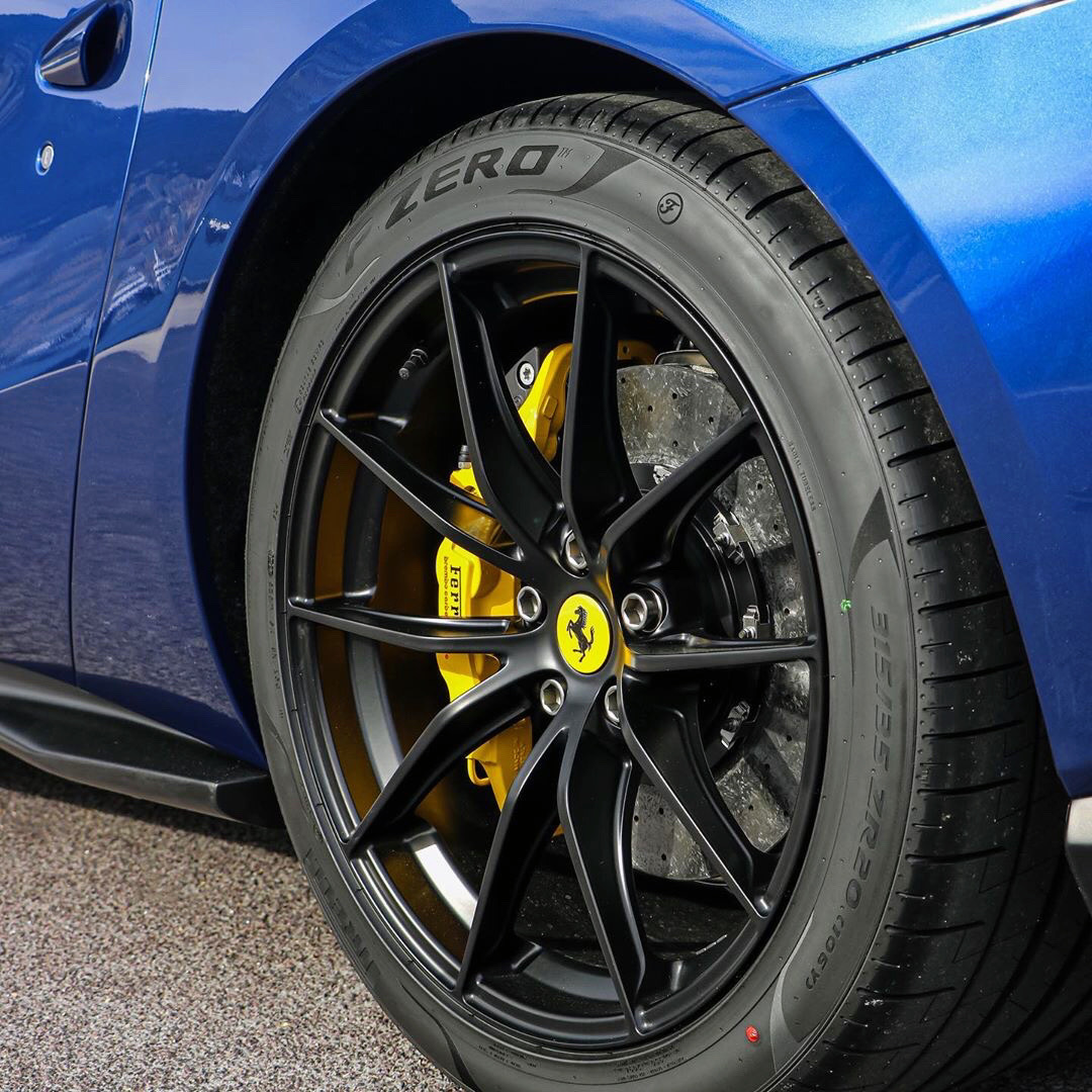 喜欢敞篷的兄弟看过来，颜值贼高的……Ferrari 812 GTS
