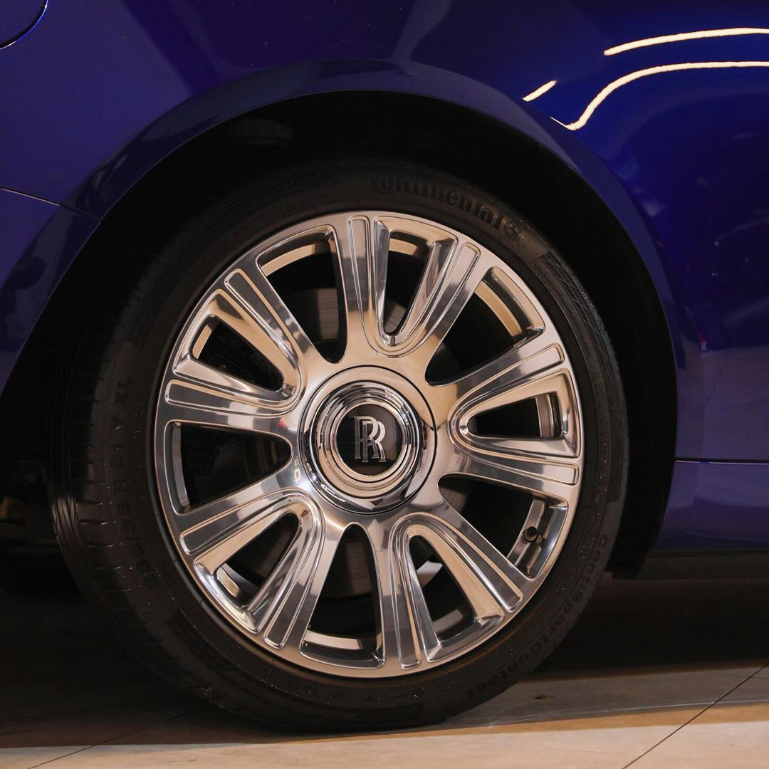 Rolls Royce Dawn 感觉车头设计很棒，只是车尾比较……