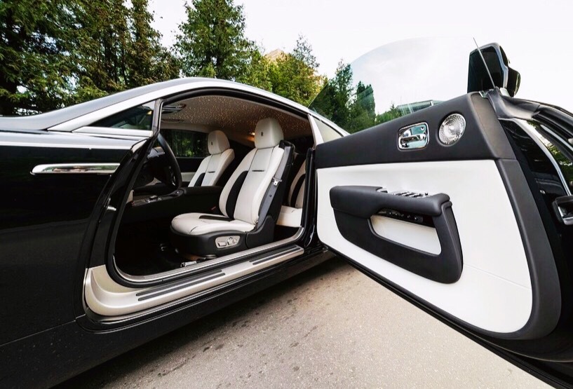 当车门打开的时候，您已经赢了 Rolls Royce Wraith