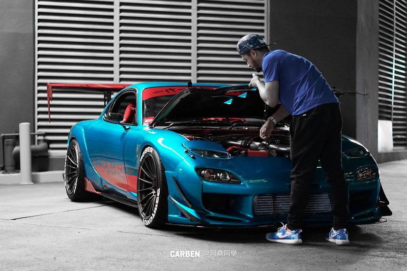 汽车美图：姿态与性能并存的马自达RX-7