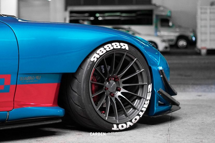 汽车美图：姿态与性能并存的马自达RX-7