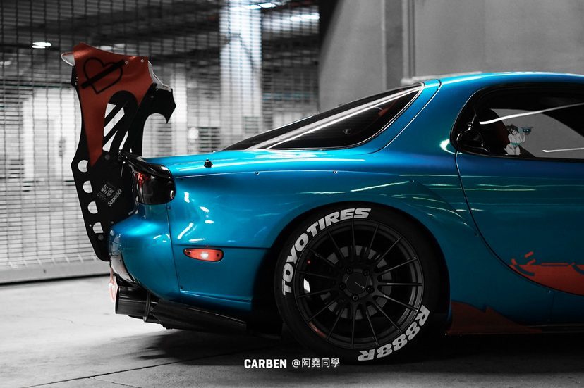 汽车美图：姿态与性能并存的马自达RX-7