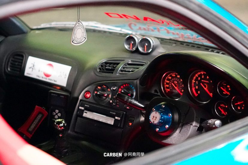 汽车美图：姿态与性能并存的马自达RX-7