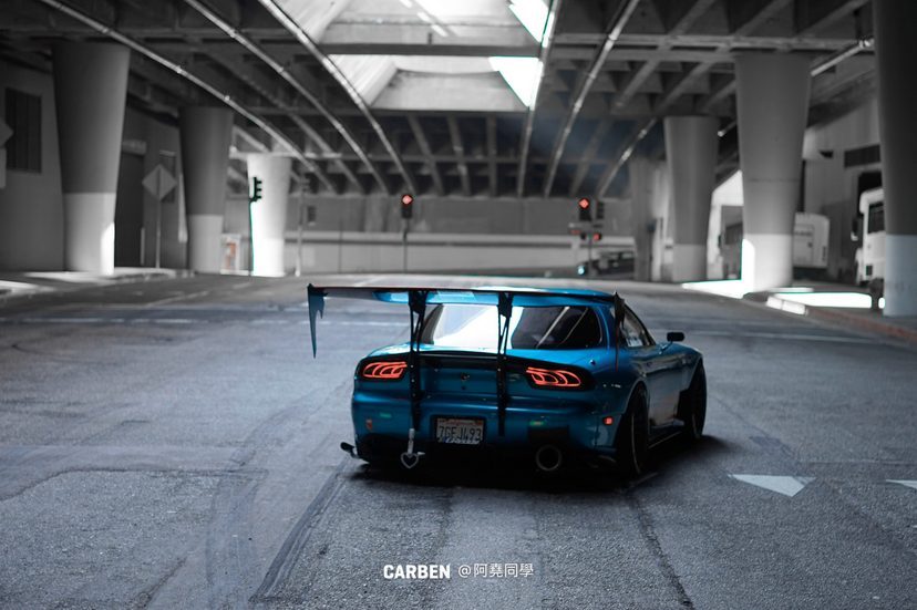 汽车美图：姿态与性能并存的马自达RX-7