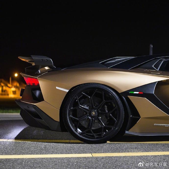 兰博基尼SVJ黑色魅影 有谁知道价格是多少的？ 汽车  