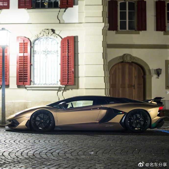 兰博基尼SVJ黑色魅影 有谁知道价格是多少的？ 汽车  