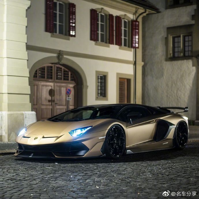 兰博基尼SVJ黑色魅影 有谁知道价格是多少的？ 汽车  