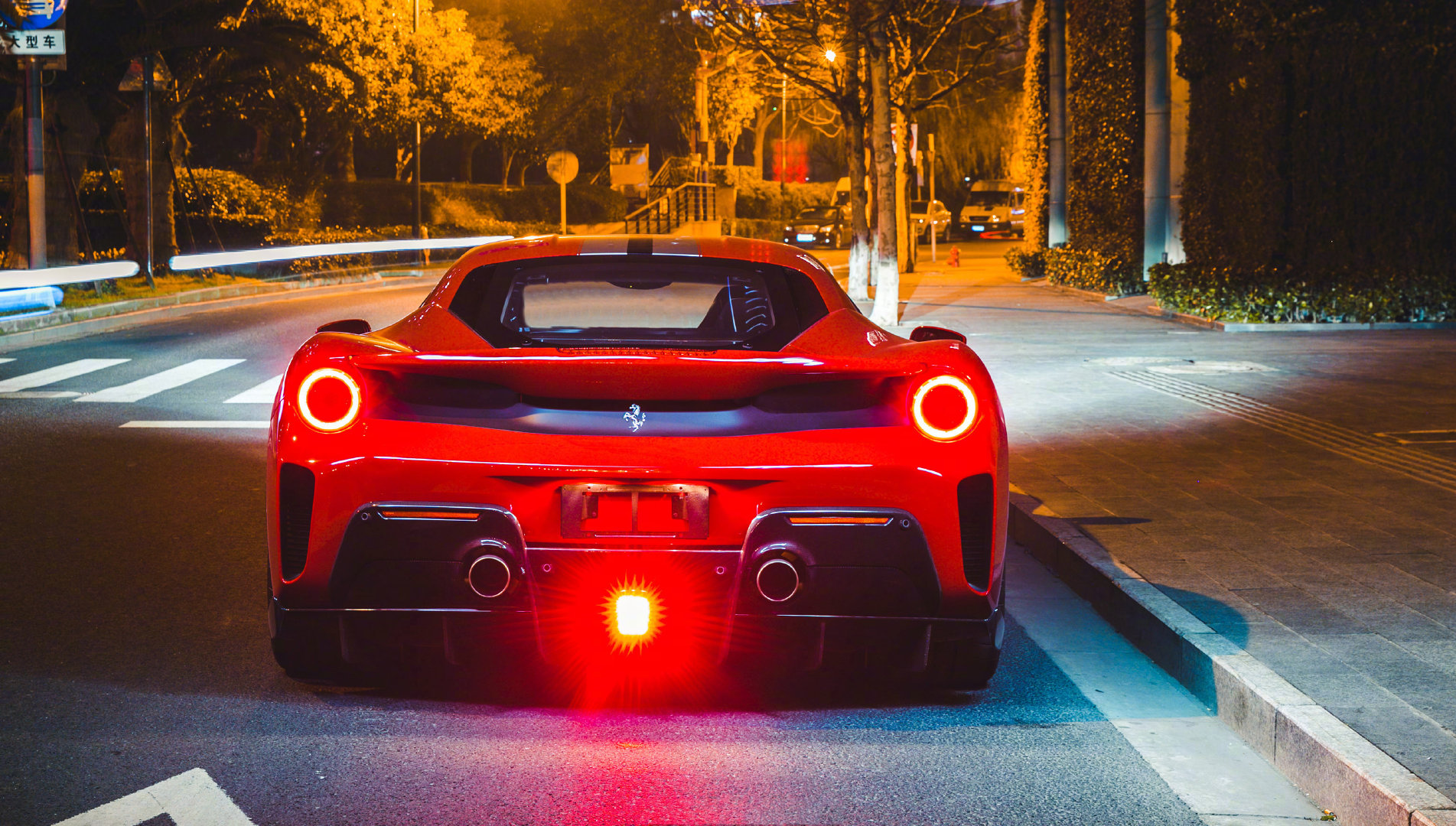 你说美不美！！Ferrari 488 Pista 配上魔都都市的夜景