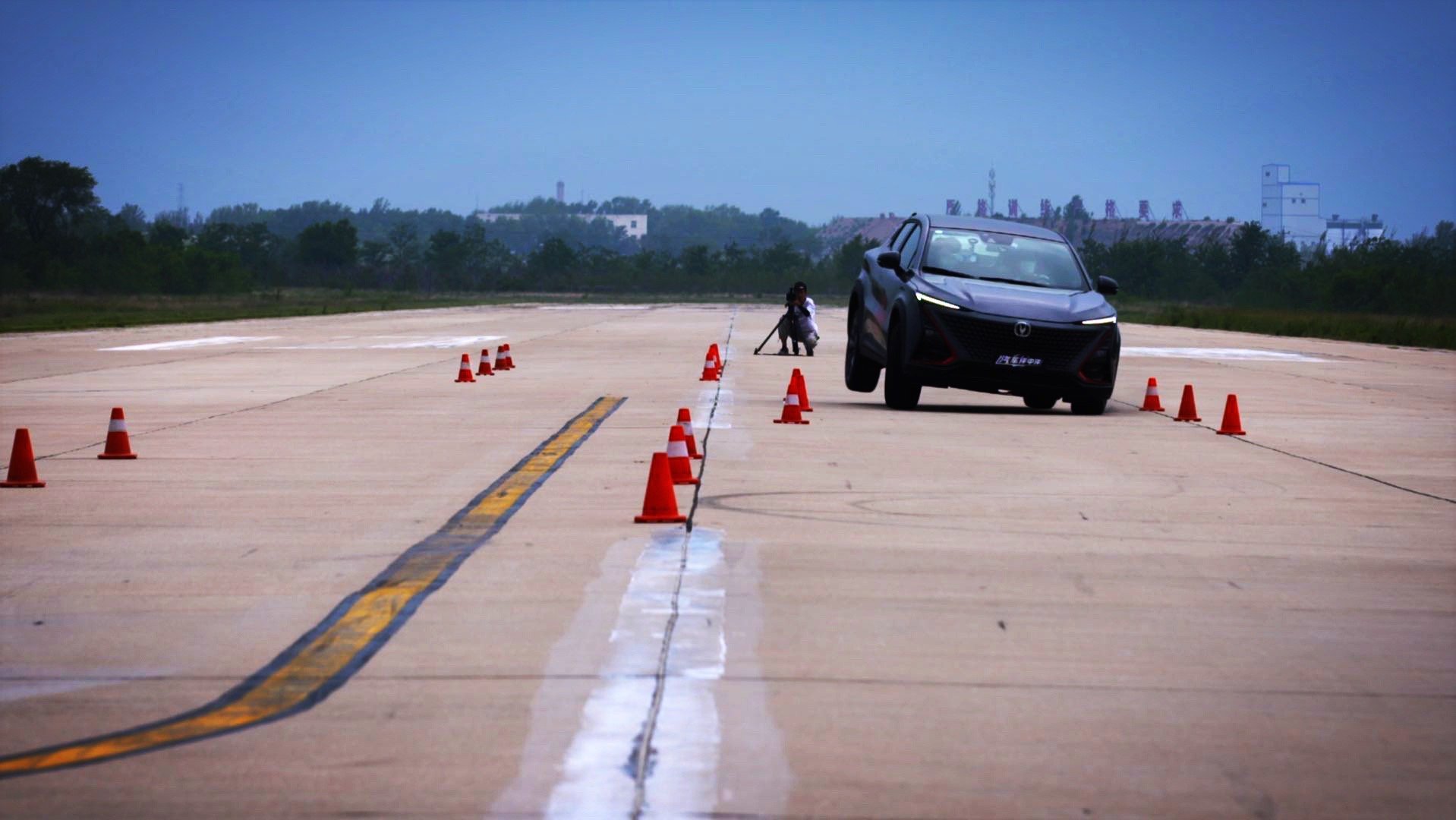 试了下前几天刚上市的长安uni-t，非常有趣的一款车