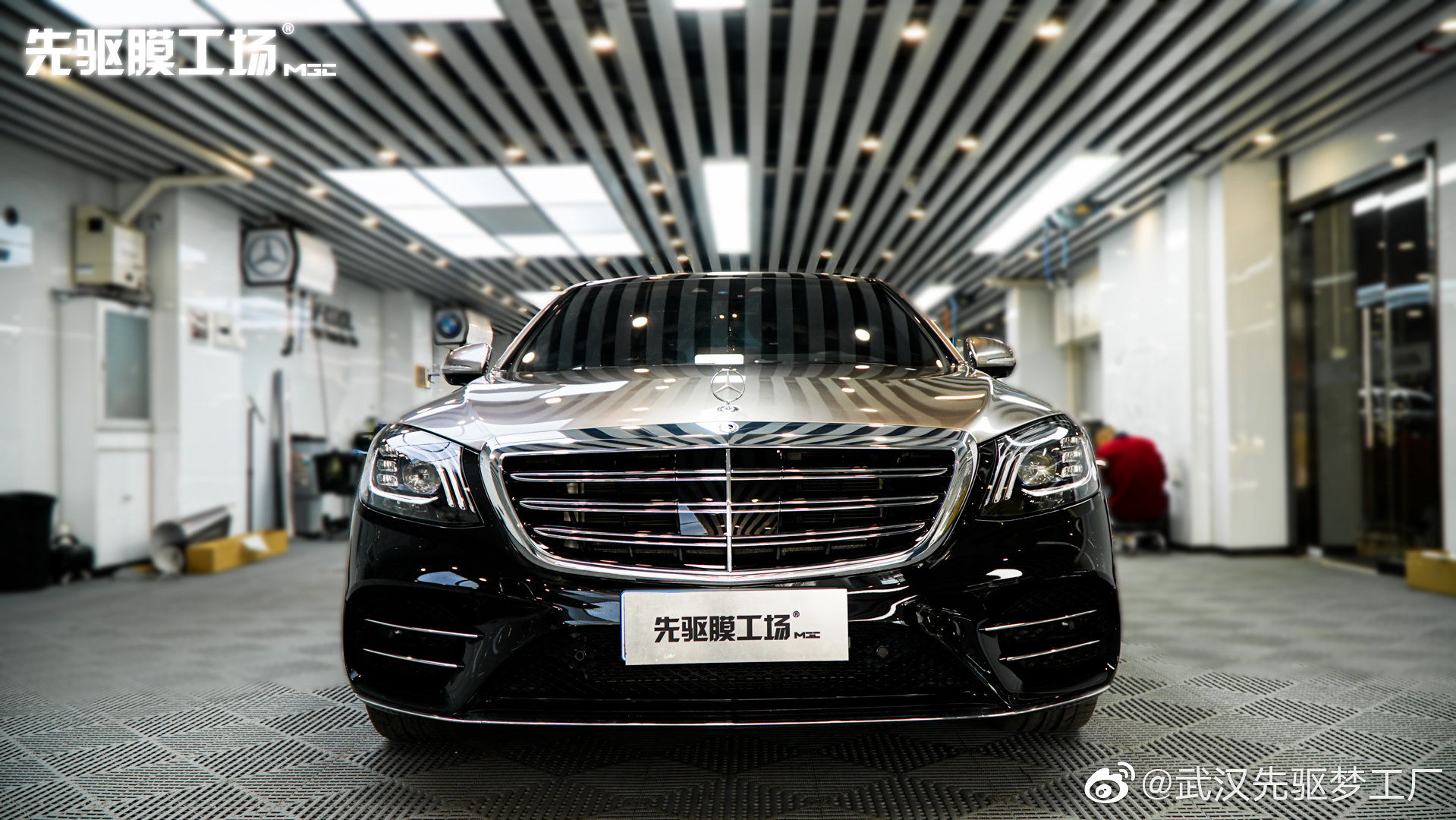 奔驰S450l贴个“双拼色” 红宝石黑加上钛金灰，绝了！