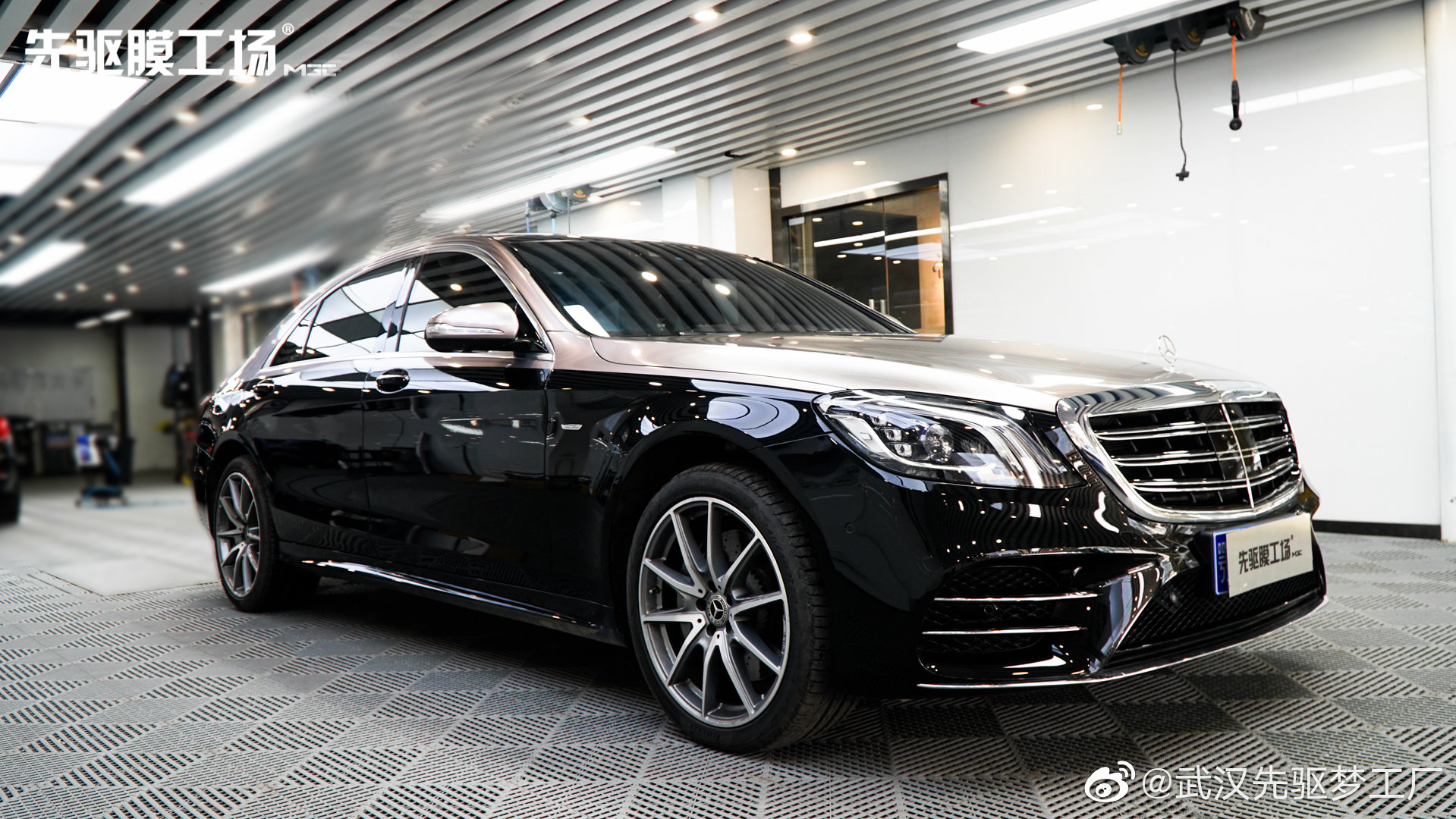 奔驰S450l贴个“双拼色” 红宝石黑加上钛金灰，绝了！