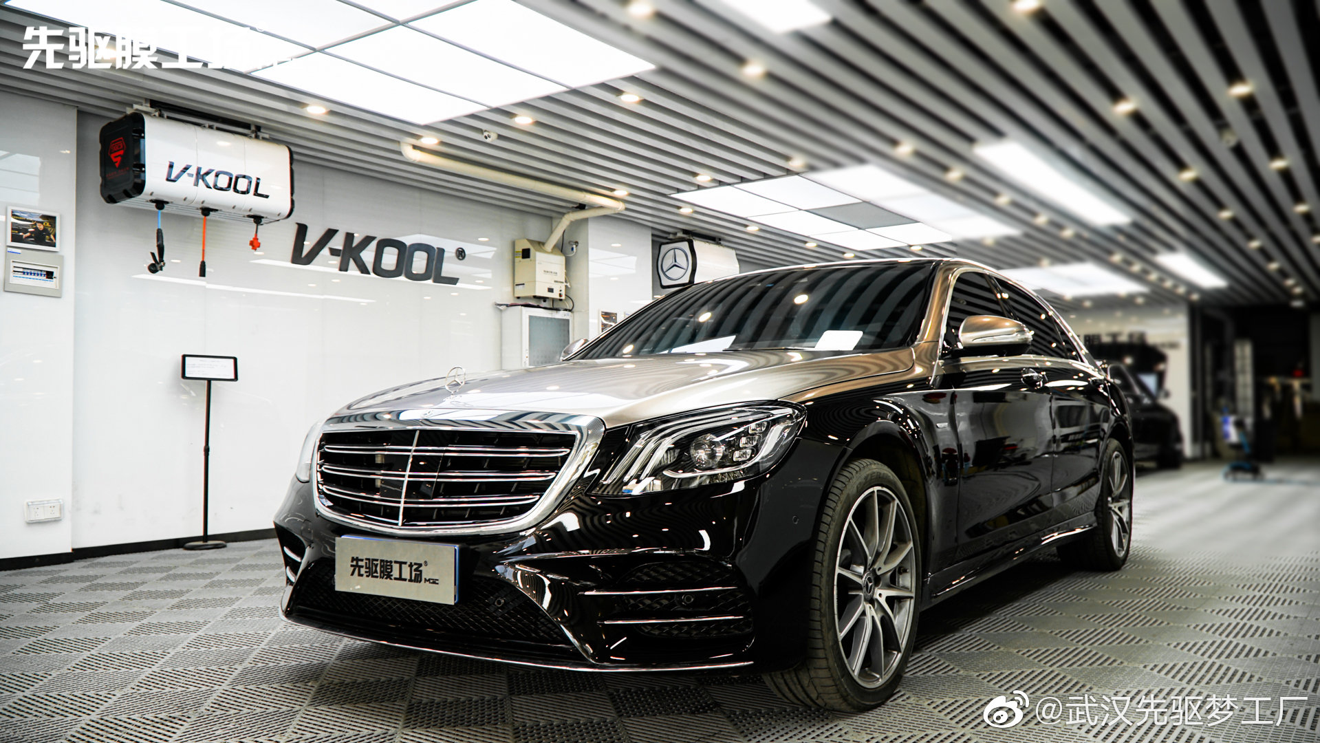 奔驰S450l贴个“双拼色” 红宝石黑加上钛金灰，绝了！